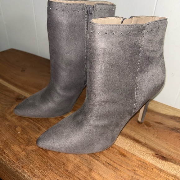 NEIMAN MARCUS (8) STUDDED GREY “MICRO SUEDE”, NWOT! BEAUTIFUL. NEVER WORN. - Picture 8 of 10